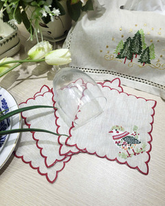 Servilletas de Cóctel Bordadas Personalizadas al por Mayor, Diseño de Pájaro Navideño, Lino Natural, Borde Festoneado Rojo, para Eventos en el Hogar y Bares - Product Image 1