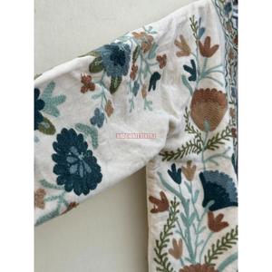 Veste d'hiver en velours brodée à la main Suzani, tendance indienne, pour femmes, veste courte Suzani, taille unique, veste courte matelassée - Product Image 5