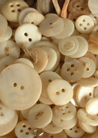 Boutons élégants en nacre de couleur naturelle à 2 trous, surface lisse, écologiques pour la production de chemises et les marques de vêtements