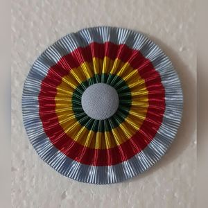 Esta es una roseta masónica hecha de moño de color azul oscuro y cinta roja/bordó con un centro de botón azul oscuro. - Product Image 4