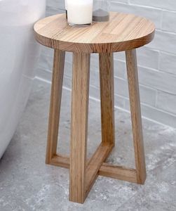 Le tabouret en bois rustique avec une finition dégradée ajoute du charme à la ferme dans les cuisines, les salles à manger, les patios et les espaces extérieurs - Product Image 1
