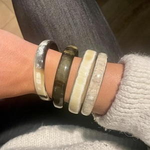 Brazalete de cuerno de búfalo La mejor calidad para niñas y madres Brazalete de color de cuerno natural de búfalo Uso diario a la venta artesanías de ágata - Product Image 2