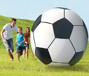 Ballon de football géant gonflable 3D amusant en PVC avec paillettes à l'intérieur pour la plage et le jardin - Product Image 2
