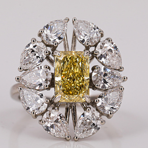 Bague de fiançailles en or massif 18 carats avec diamant de laboratoire jaune taille radiant en forme de fleur et diamant poire EF – Cadeau luxueux pour femme - Product Image 1