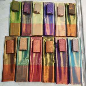 Sari en soie Simmer Tissue avec large bordure Jari et travail artisanal de designer, vêtement pour femmes en stock pour l'Inde - Product Image 2