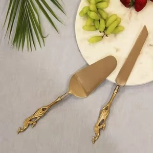 Juego de servidor de pastel de latón elegante diseño de mango de flor y vid estilizado tono dorado contemporáneo - Product Image 6