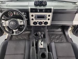 Arrivée en grande beauté! Véhicule personnel d'occasion Toyota FJ Cruiser 4x4 4L SUV 2013 - Product Image 3