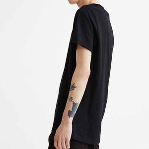 Camiseta ajustada en suave Jersey de algodón. Cuello redondo con ribete finamente acanalado y dobladillo de corte recto Camiseta de secado rápido para hombres - Product Image 4