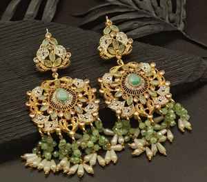Nouvelles boucles d'oreilles pendantes super brillantes pour femmes, entièrement serties de strass, plaquées or, bijoux de mariage indiens Punjabi - Product Image 6