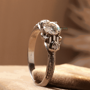 Anillo de Compromiso con Moissanita de Corte Redondo en Plata de Ley y Oro Rosa con Engaste de Puntas para Mujer - Product Image 6