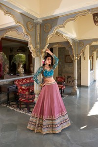 Exclusif lourd très Monga soie paillettes fil travail Lehenga Lehenga Choli à vendre en ligne - Product Image 4