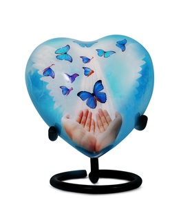 Urna de Metal de cremación de mariposa en forma de corazón Urna de entierro de cenizas humanas modernas de lujo Tamaño personalizado con diseño sincero - Product Image 1