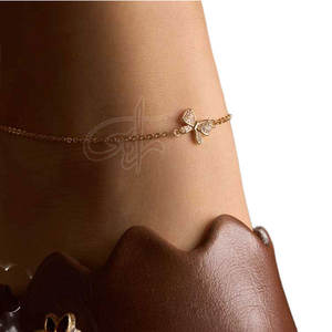 Charmes délicats en forme d'arceaux, ton or doux, élégance élégante et contraste, cheville dorée tendance - Product Image 5