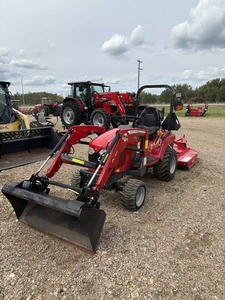 รถแทรกเตอร์ขนาดเล็ก Massey Ferguson GC1705 พร้อมชุดตักหน้า DL100, รถแทรกเตอร์สีแดงขับเคลื่อน 4 ล้อ สำหรับงานเกษตรและสวน - Product Image 1