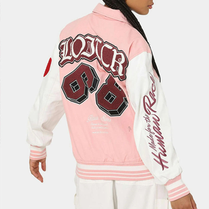 Chaqueta Universitaria Extra Grande de Cuero Genuino a Cuadros Rosa y Blanco Personalizada para Mujer con Parche de Letras Bordadas Diseño Urbano Universitario - Product Image 2