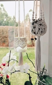 Pot à fleurs suspendu en macramé bohème fait à la main, support décoratif pour vase, design éclair, écologique, de haute qualité pour la décoration de la maison - Product Image 2