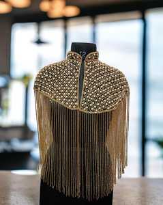 Cape burlesque festive avec de magnifiques paillettes brodées, silhouette droite, fermeture au cou, pour les occasions de club, les festivals - Product Image 1