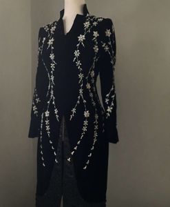 DISEÑADOR ELEGANTE PESADO CON ESTILO BORDADO EN CHAQUETA LARGA NEGRA CON CUENTAS DE CRISTAL EMBELLECEDADAS, PIEDRA, PERLAS, TRABAJO DE DABKA @ 2024 - Product Image 1