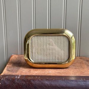 Cadre photo en métal décoratif ajoutant une touche moderne et minimaliste à n'importe quel espace tout en protégeant vos images préférées - Product Image 1