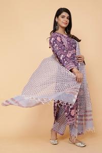 Nouveau design de vêtements ethniques élégants pour femmes, ensemble Kurta en coton disponible en vente en gros pour l'exportation depuis l'Inde - Product Image 2