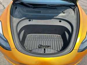 Sedán Eléctrico de Lujo 2022 de Bajo Kilometraje, 3 Puertas, Motor Dual, Tracción en las Cuatro Ruedas, Gran Autonomía, Carga Rápida, Interior Premium, Confort para el Conductor - Product Image 4