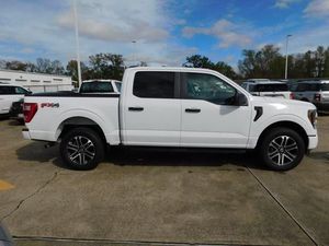 Ford F-150 XL SUV 2023 d'occasion en excellent état, transmission automatique, conduite à gauche, sièges en cuir, pneus R19, toit ouvrant, caméra de recul 360°, sièges électriques - Product Image 4