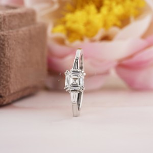 นำเสนอ1CT อัสเชอร์หินหลักและหินด้านข้างบาแกตต์ชุดง่ามเพชรสามชิ้นสำหรับปลูกในห้องปฏิบัติการที่ยอดเยี่ยมแหวนหมั้น - Product Image 1