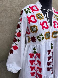 Maxi vestido casual de algodón con cuello en V Suzani bordado con diseño floral y decoración de borlas 100% estampado de algodón - Product Image 3