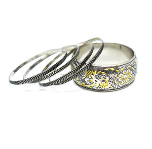 Brazaletes de Aluminio Chapados en Oro Indio Antiguo de 1950, Superficies Texturizadas, Joyería de Moda para Mujer, Geométricamente Adornados con Cuentas, para Bodas - Product Image 6