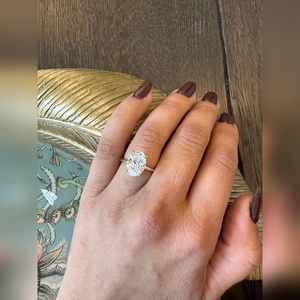 Anillo de Compromiso con Diamante Cultivado en Laboratorio, Corte Ovalado de 3.00 Quilates, VVS2, Certificado por IGI, Chapado en Oro de 18K, Halo Oculto de Lujo, Envío Global - Product Image 5