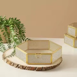 Boîte de rangement élégante en verre avec cadre métallique pour organiser les bijoux, le maquillage et les accessoires - Product Image 2