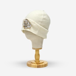 Bonnet en laine doux et chaud de qualité supérieure Bonnet d'hiver confortable pour femme pour un usage quotidien Bonnet de luxe - Product Image 1