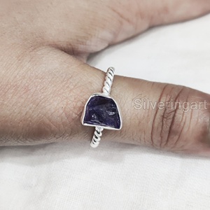 Anillo de plata de ley 925 con piedra natural de amatista en bruto para mujer, diseño de banda retorcida, ideal para San Valentín, piedra de nacimiento de febrero - Product Image 2