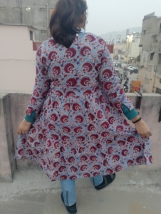 Main Bloc Imprimé Blanc Floral Coton Tunique Robe Vintage D'été Porter Femmes Tissé ODM Cadeau Écologique et Durable - Product Image 6