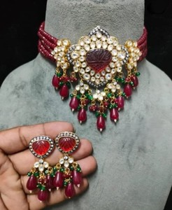 Ensemble de collier et de boucles d'oreilles en or plaqué Polki Kundan à la mode, bijoux en laiton élégants pour les mariages, les anniversaires, les fêtes et les célébrations - Product Image 1