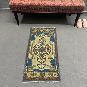 Alfombra Turca Vintage de 1.5x3.3 pies (47x100 cm), Alfombra Oriental Azul y Roja - Product Image 1