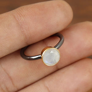 Bague vintage en argent sterling 925 plaqué jaune et noir pierre de lune arc-en-ciel réglage de lunette à la mode pour mariage ou fête des femmes - Product Image 1