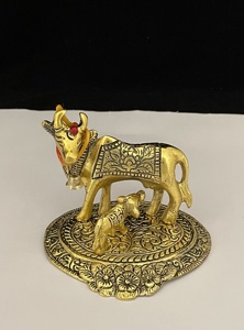 Novedad: Adorno de vaca y ternero de latón chapado en oro hecho a mano, ideal como regalo y para decoración de Diwali y del hogar. - Product Image 4