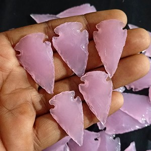Venta al por mayor de puntas de flecha de ágata rosa de 2 pulgadas, artesanías de piedra semipreciosa para estilo Feng Shui, joyería hecha a mano, recuerdo de piedras preciosas - Product Image 2