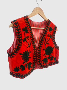Gilet en velours rouge brodé de fleurs pour femme, col en V, sans manches, fait main, style vintage - Product Image 2