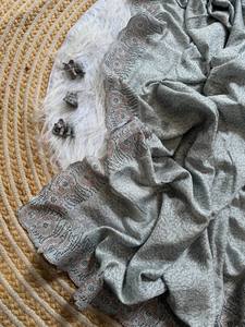 Sari de seda Vichitra suave y pesado de diseñador indio con hermosas impresiones digitales Trabajo y blusa de contraste de diseñador Estilo tradicional - Product Image 2