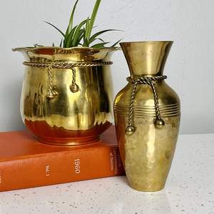 Belle jardinière en laiton pour les jardins intérieurs conçue avec un charme intemporel et un savoir-faire de qualité supérieure - Product Image 4