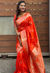 Sari de Seda Suave Banarasi Naranja, Tejido Tradicional con Zari para Festivales y Bodas, Ropa de Boda con Intrincado Tejido de Zari - Product Image 2