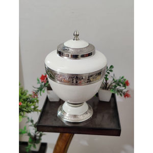 Les cendres commémoratives contiennent une urne de crémation en laiton Design unique Urnes funéraires pour adultes pour cendres Grande urne souvenir de table en vente - Product Image 4