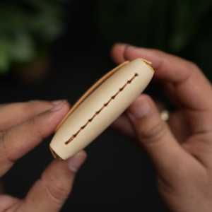 Non. Portefeuille minimaliste tout-en-un pour cartes de crédit 101, en cuir végétal tanné naturel brun, garantie 5 ans - Product Image 5