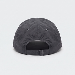 Casquette de baseball non structurée en nylon froissé à 5 panneaux, avec logo brodé, ajustée, unisexe, pour adulte, décontractée, en tissu satiné gris foncé - Product Image 3