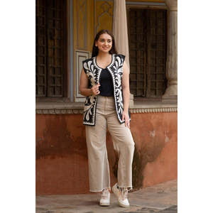 Chaleco Largo Acolchado sin Mangas con Capucha para Mujer, Combinación de Bordado Blanco y Negro, Tallas Grandes, para Primavera - Product Image 2