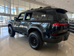 Modèle 2024 2025 SUV de luxe tout-terrain équipé d'un puissant moteur à essence, d'un système 4x4 et de fonctionnalités de confort avancées - Product Image 4