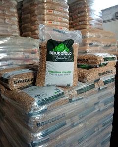 Encuentra iconos similares: Pellets de madera de abeto y abedul de grado internacional 4600J, bajo en calorías y humedad, 6 mm, bolsas de 15 kg, alto valor calorífico, EE. UU. - Product Image 2