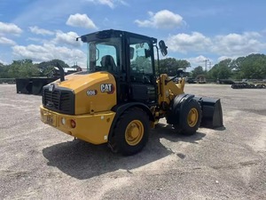 Chargeuse sur pneus compacte CATERPILLAR 906 d'occasion en bon état - Product Image 3
